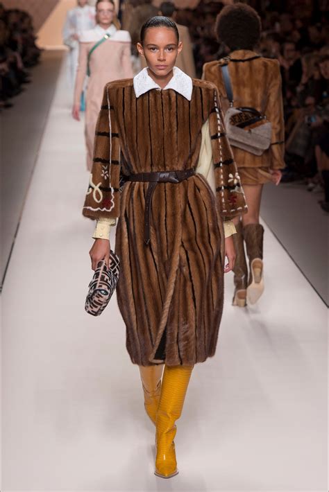 collezione fendi autunno inverno 2018|Fendi: i look più belli della sfilata Autunno.